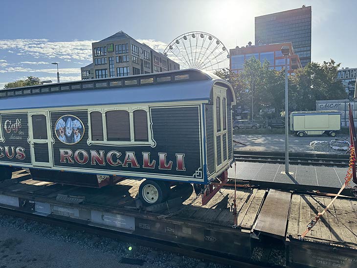 Roncalli kommt ab 14.10.2023 wieder nach M&uuml;nchen, am 11.10. trafen die Wagen mit dem Zug ein (&copy;Foto: Martin Schmitz)